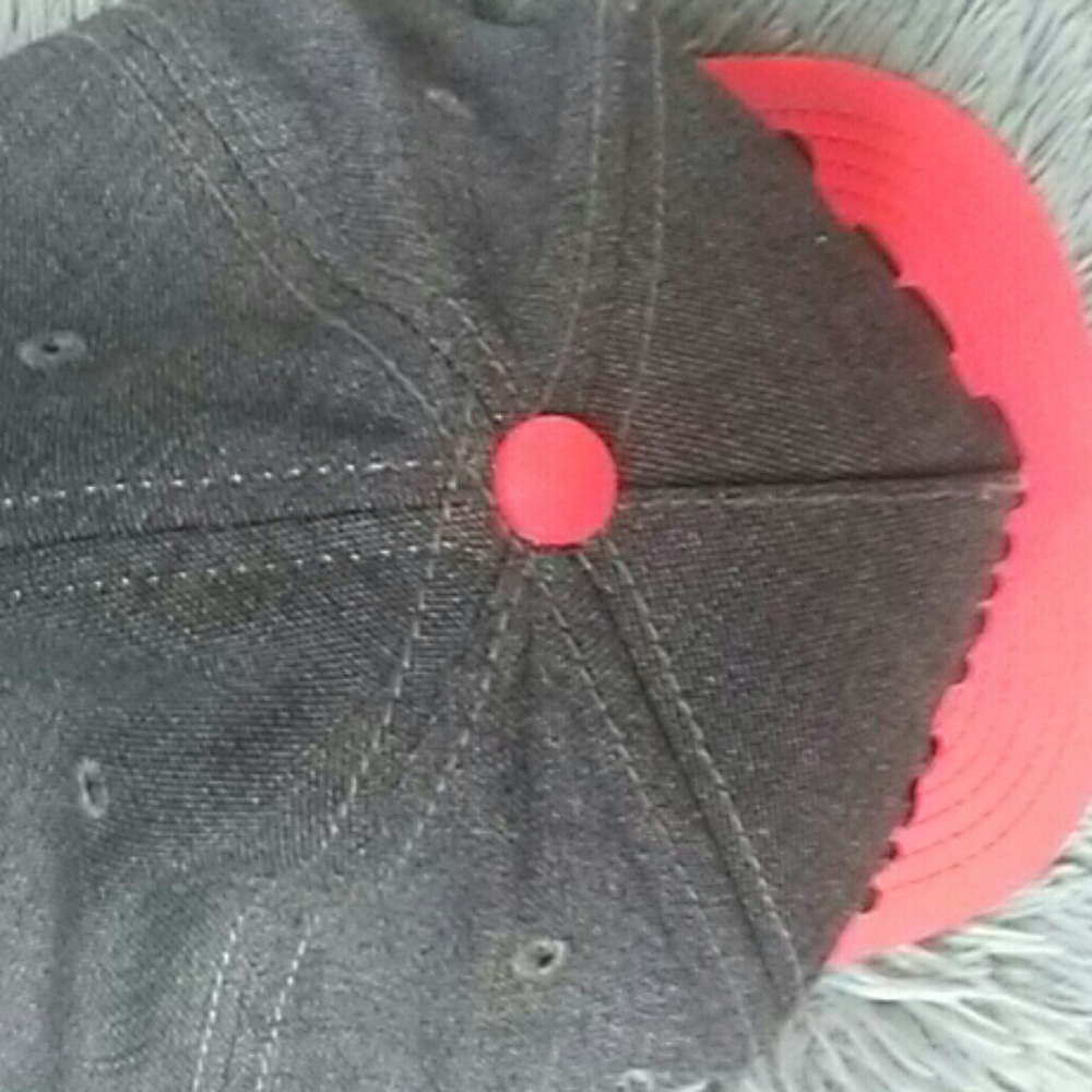 Snapback - Picture 8 of 8