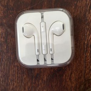 Apple earbuds NEW