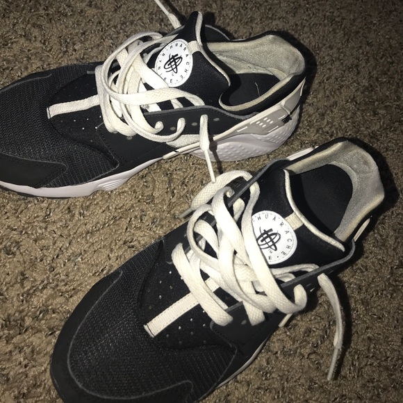 Nike Huaraches - Picture 2 of 5