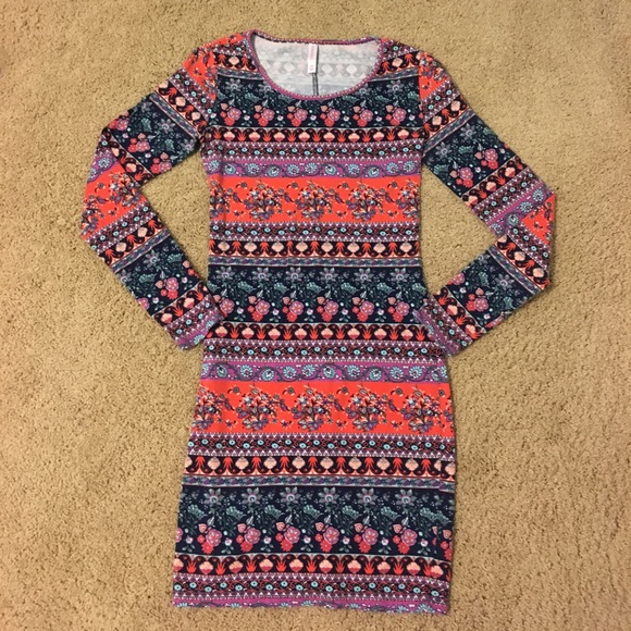 boutique Dresses & Skirts - Fitted patterned dress