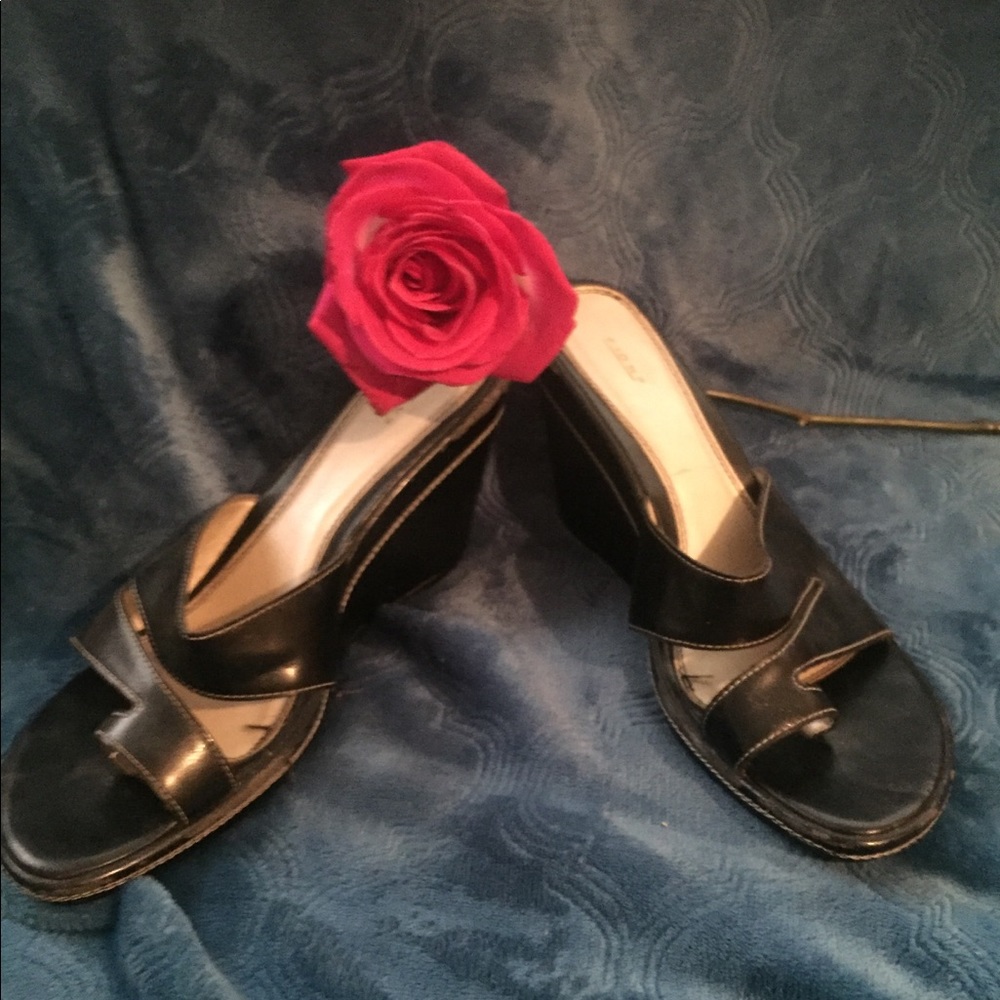 Black wedge heels