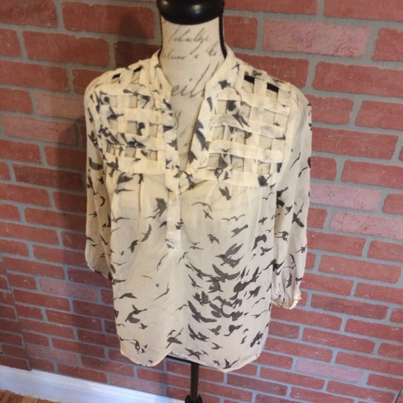 Bird patterned top with cute neckline - Picture 2 of 6