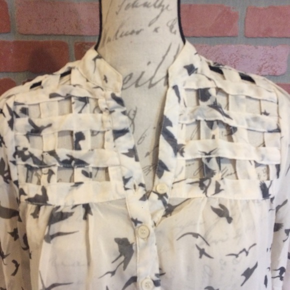 Bird patterned top with cute neckline - Picture 3 of 6