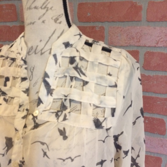 Bird patterned top with cute neckline - Picture 5 of 6