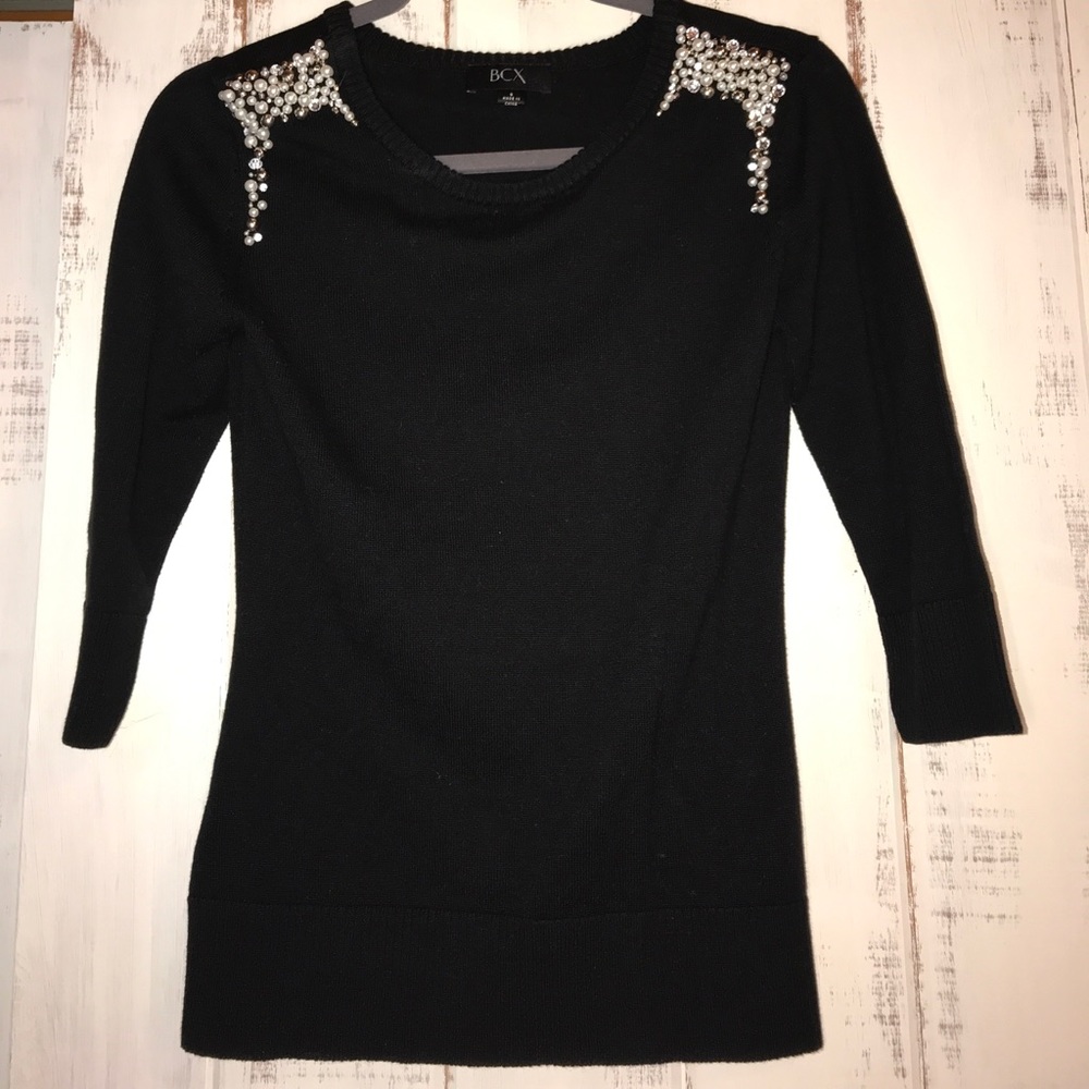Black sweater w 3/4 length sleeves, pearl detail