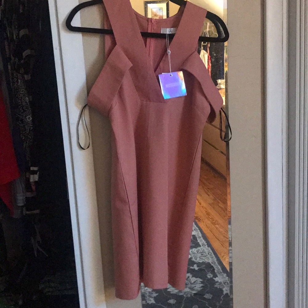 v-Neck shoulder band shift dress