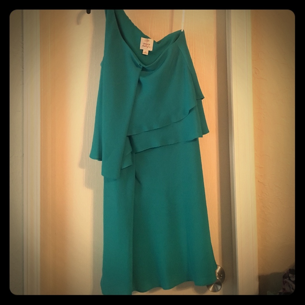 Lovely one shoulder mid-thigh dress.