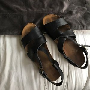 Naturalista Black Sandals