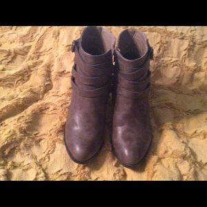 Ladies size 9 brown booties. Stylish & gently worn