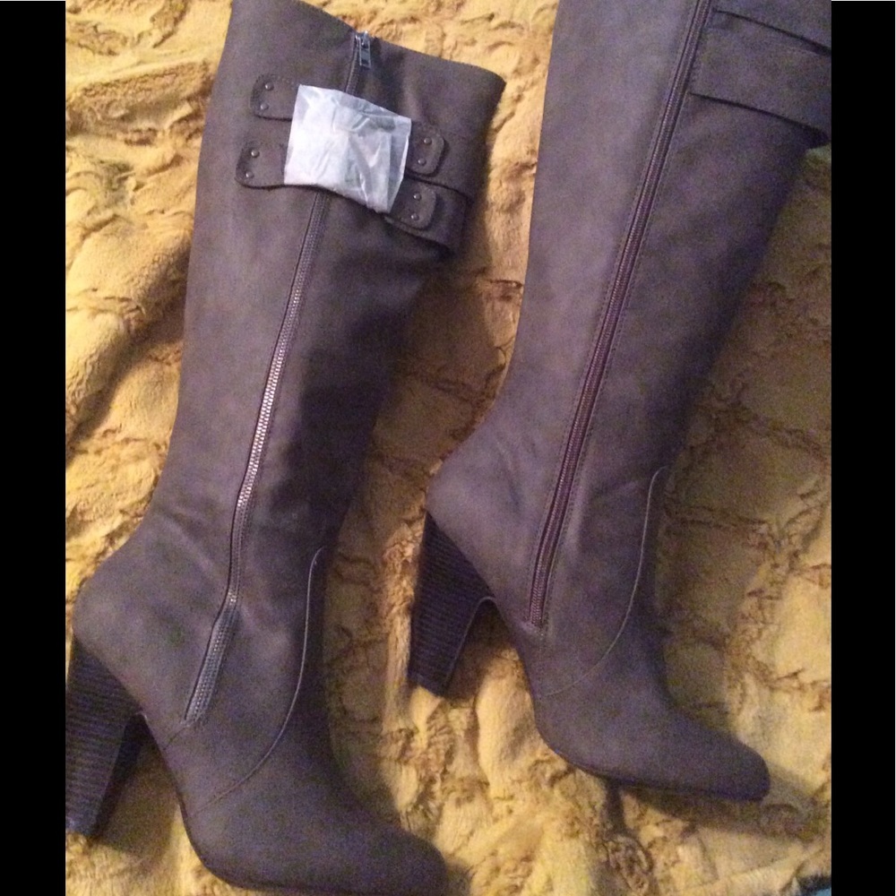 Ladies size 9w brown boots. Ooh la la. NWT