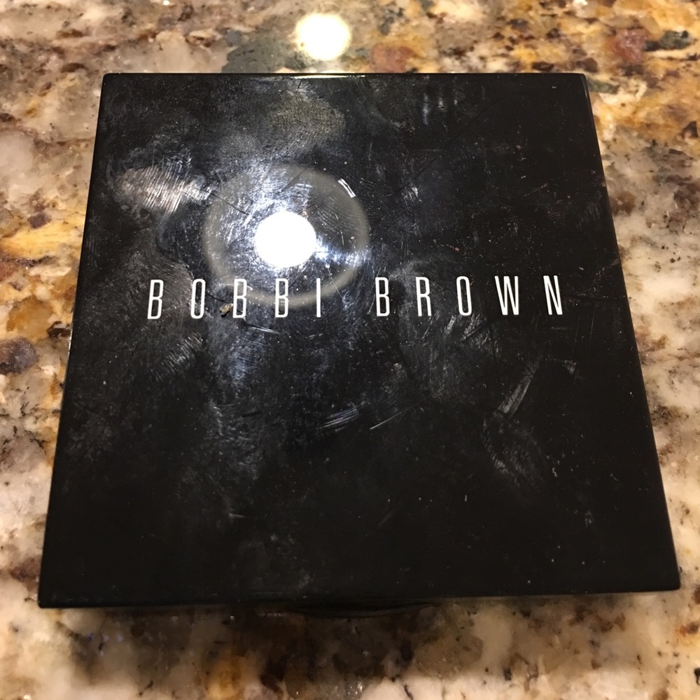 Bobby Brown face highlighting powder