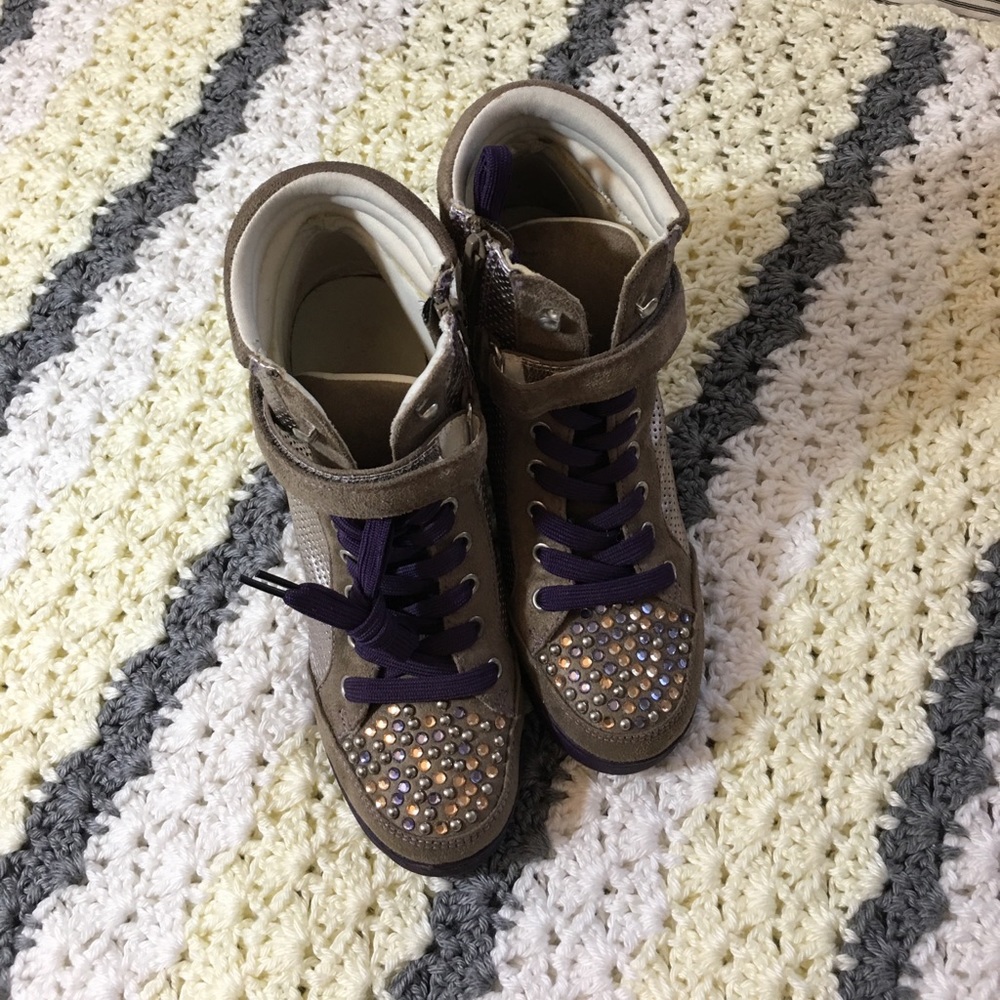 Princess Vera Wang Sneaker Wedge Shoes