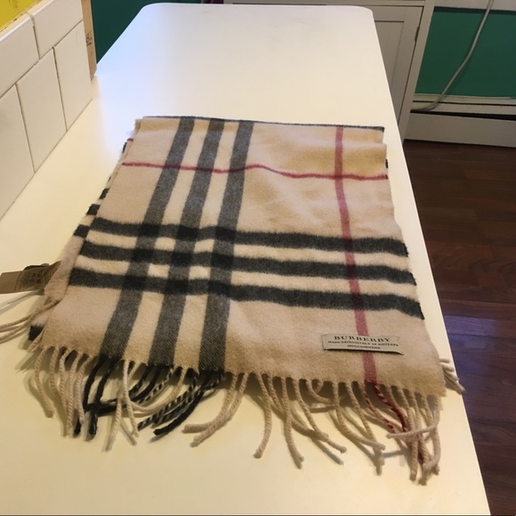 Burberry scarf - Picture 3 of 3