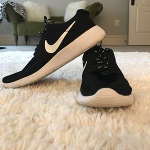 Men’s black roshes