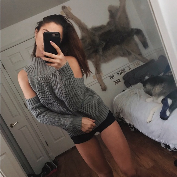 SALE‼️ Gray Cold-Shoulder Knit Sweater - Picture 2 of 5