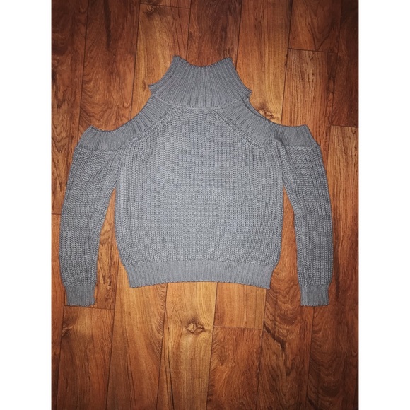 SALE‼️ Gray Cold-Shoulder Knit Sweater - Picture 4 of 5