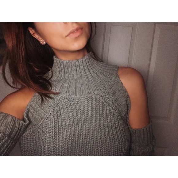 SALE‼️ Gray Cold-Shoulder Knit Sweater - Picture 3 of 5