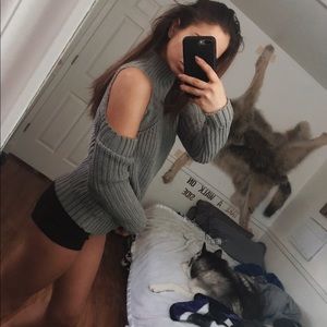 SALE‼️ Gray Cold-Shoulder Knit Sweater