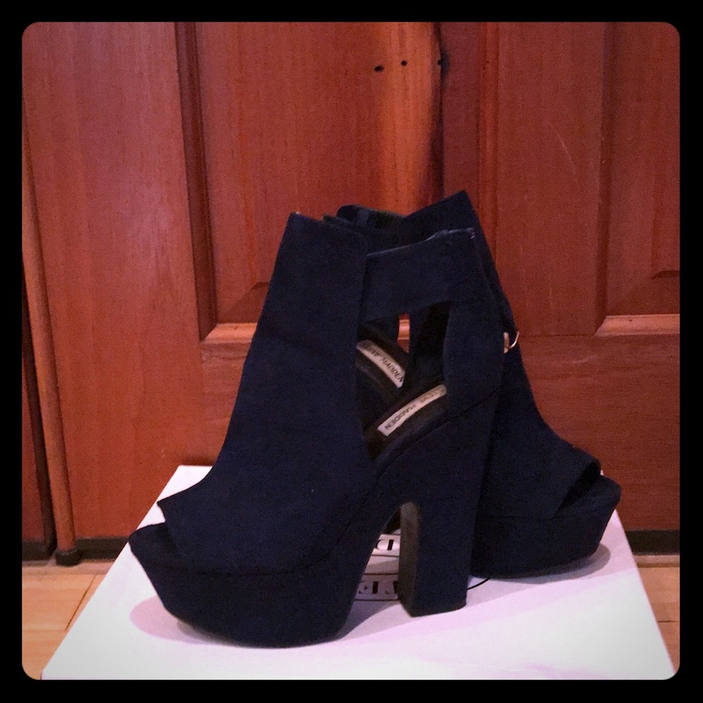 Barely worn Steve Madden Grammm Navy with box.