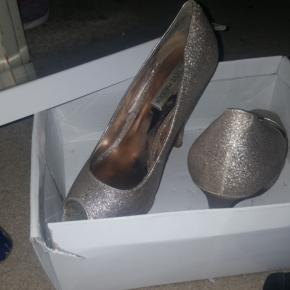 Peep toe pumps