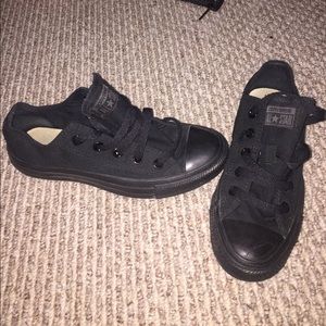 Converse black chucks low.