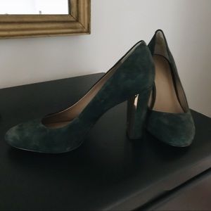 Green velvet Banana Republic pumps