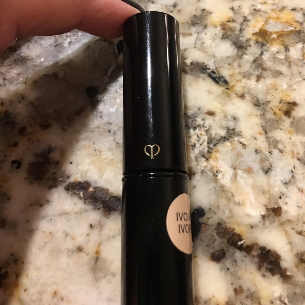 Cle de Peau concealer