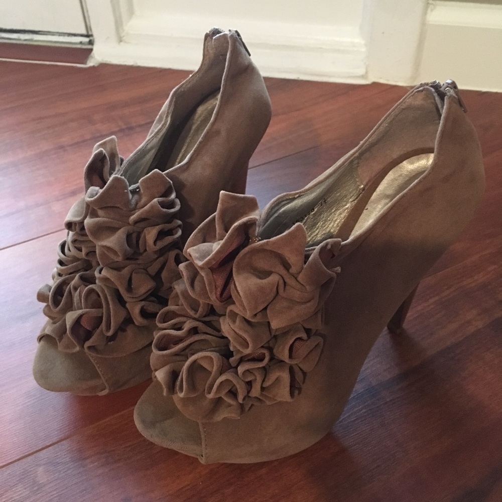 Ruffle high heels 👠