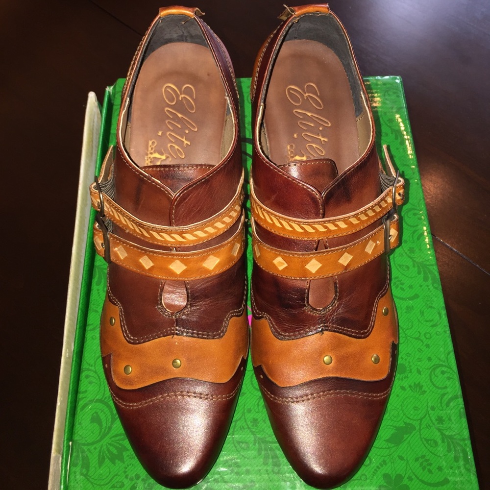 Brown tan leather ankle booties. Size 8