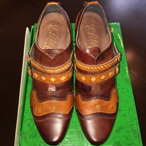 Brown tan leather ankle booties. Size 8