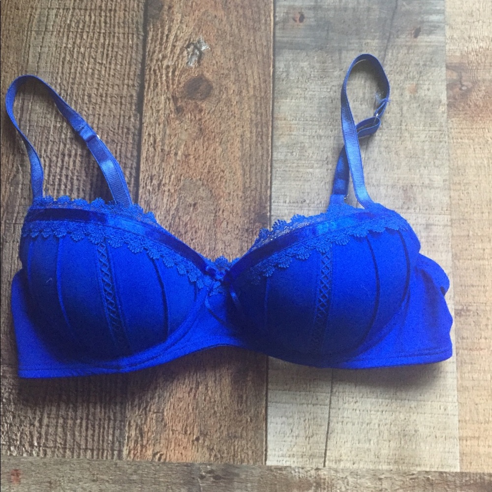 Beautiful Bra with love details, lightly padded 💝