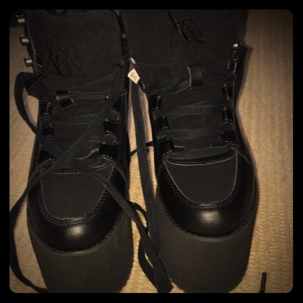 YRU Qozmo Hi-Platform Black Sneakers. Size 7.