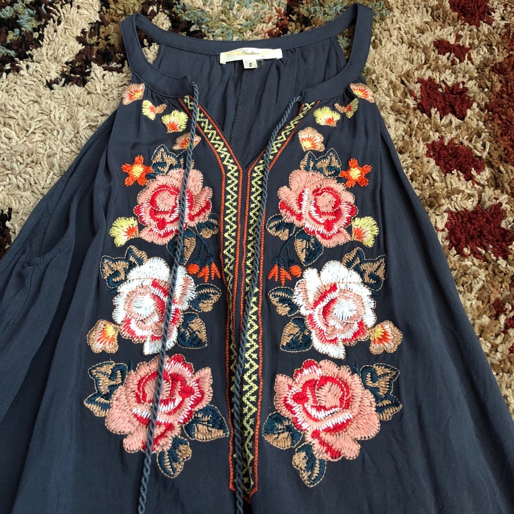 Embroidered Tank - Picture 2 of 3
