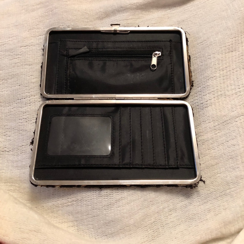 Gold wallet with lace covered design - Picture 2 of 3