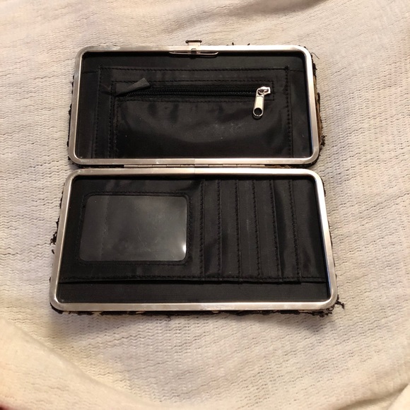 Gold wallet with lace covered design - Picture 2 of 3