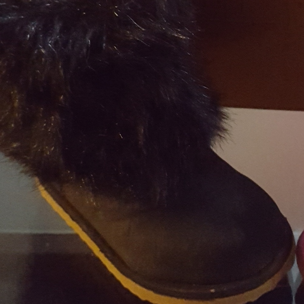 (FORSALE UPDATE 11/19)toddler Gap fur boots.. firm