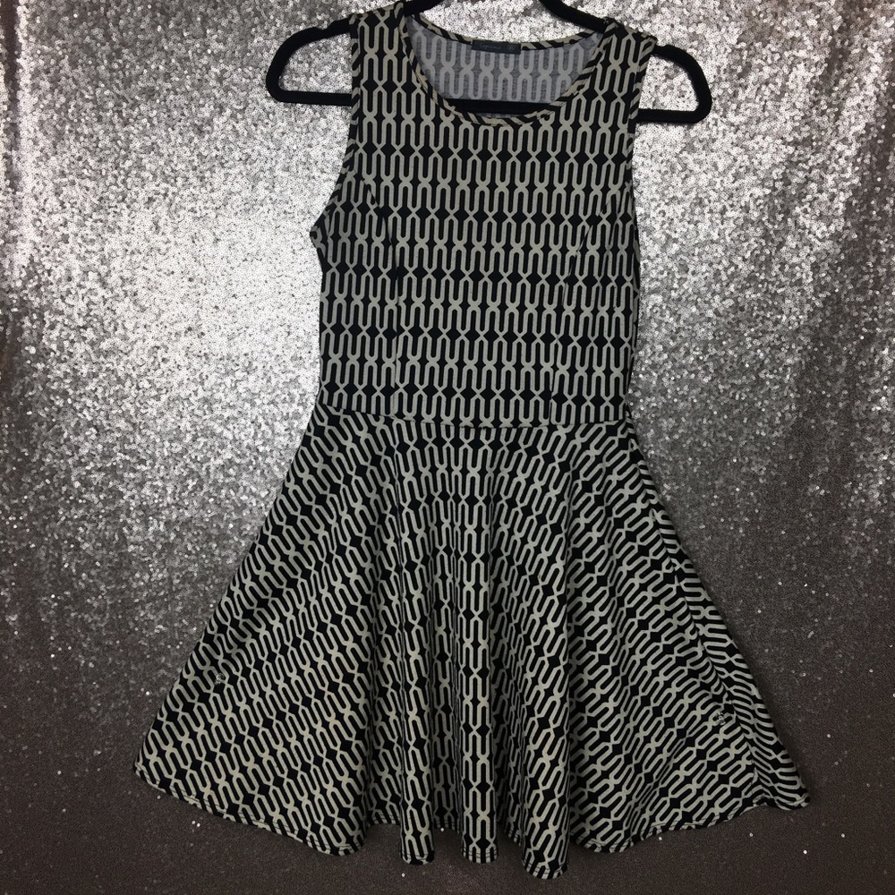 Soprano Black and Cream ‘Flowy’ Dress - Picture 1 of 5