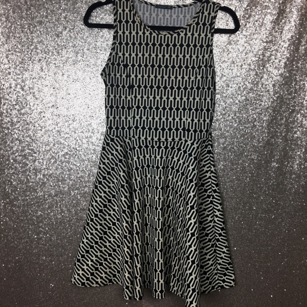 Soprano Black and Cream ‘Flowy’ Dress - Picture 3 of 5