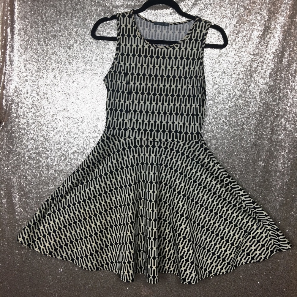 Soprano Black and Cream ‘Flowy’ Dress - Picture 4 of 5