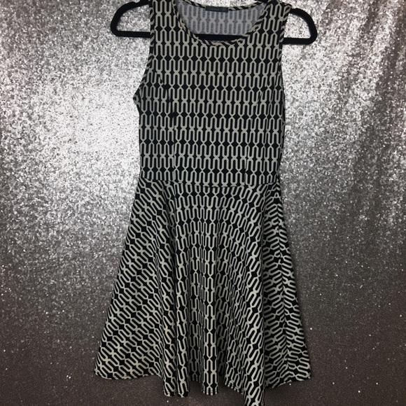 Soprano Black and Cream ‘Flowy’ Dress - Picture 3 of 5