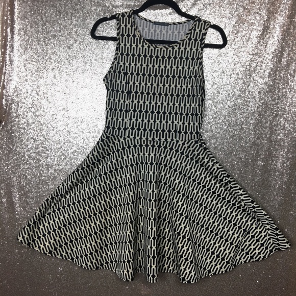 Soprano Black and Cream ‘Flowy’ Dress - Picture 4 of 5