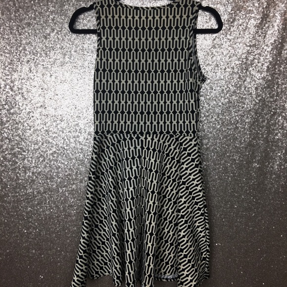 Soprano Black and Cream ‘Flowy’ Dress - Picture 5 of 5