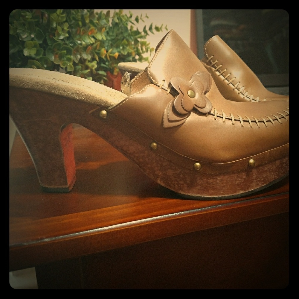 Size 8 clog with heel