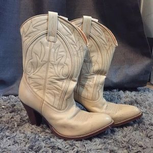 Cream Cowgirl Boots - Size 6.5