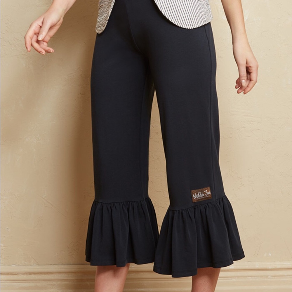 XXL Aubrey Big Ruffles Cropped Black