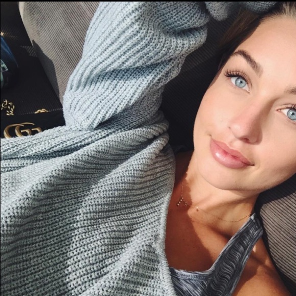 'Mia' V-Neck High Low Sweater - Picture 2 of 8