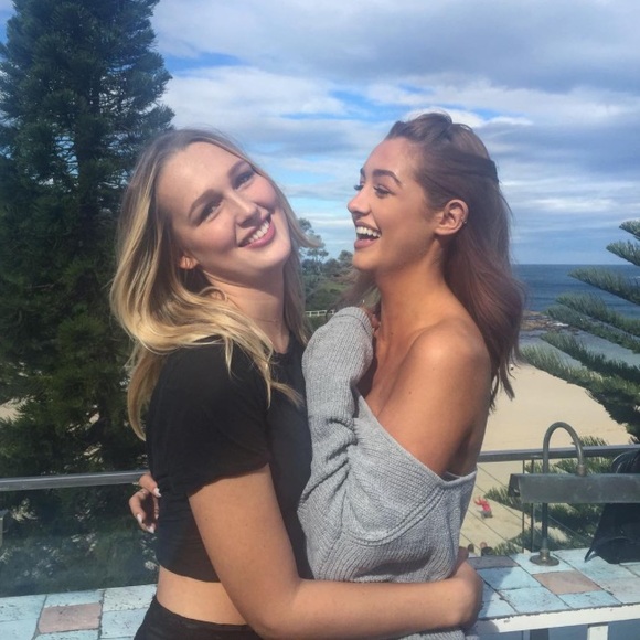 'Mia' V-Neck High Low Sweater - Picture 5 of 8