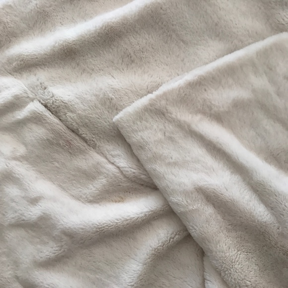 Faux Fur cream coat - Picture 7 of 7