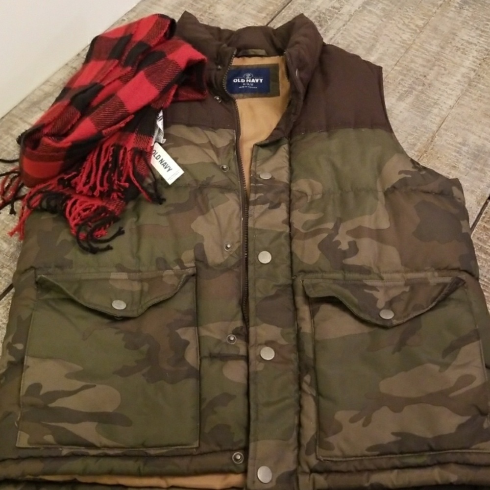 Old navy winter camo vest and scarf bundle!🎁