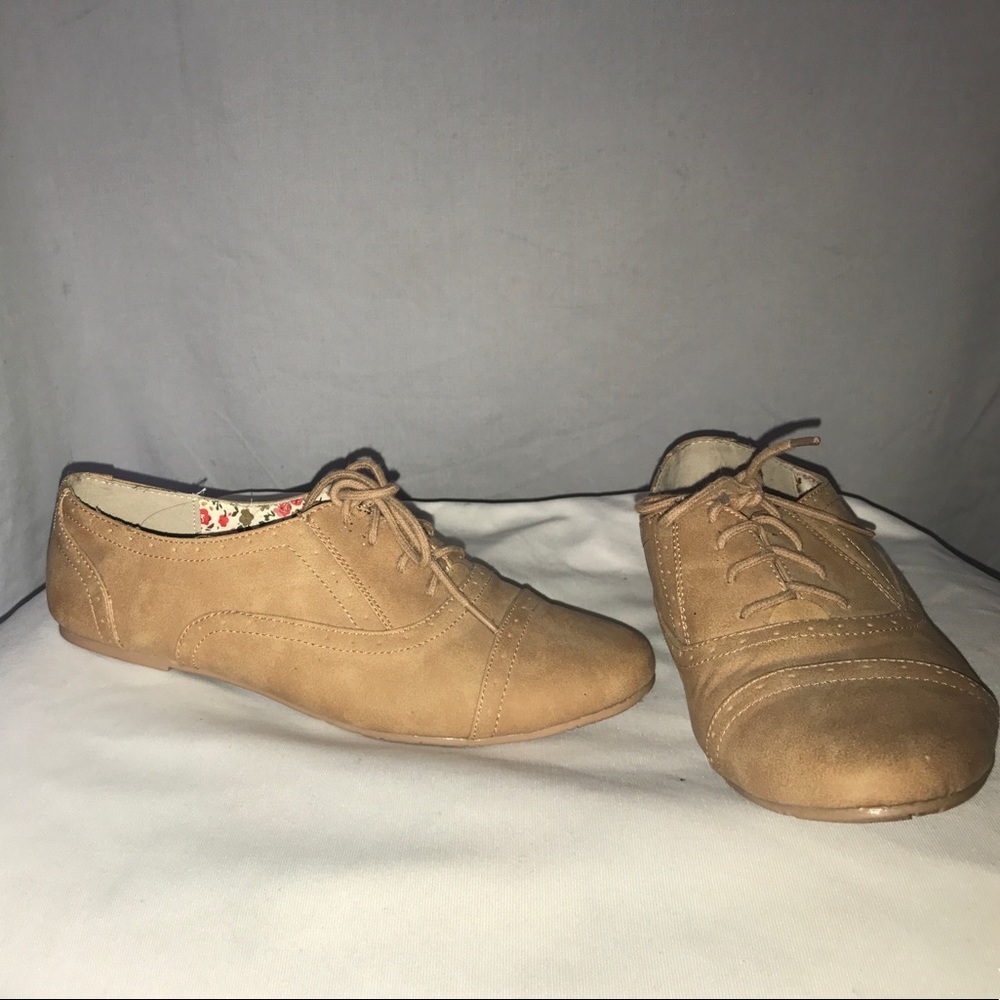 Tan oxford flat perforated lace up